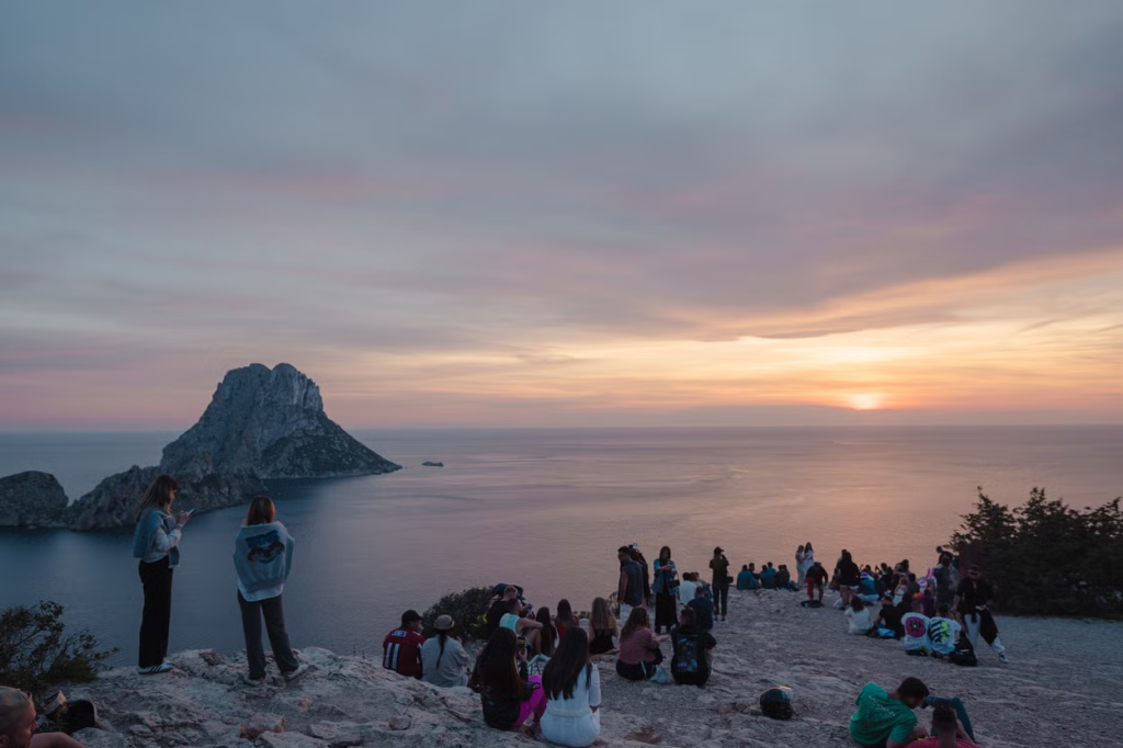 Zugang zu Ibizas berühmtem Aussichtspunkt bei Sonnenuntergang durch lokale Proteste eingeschränkt
