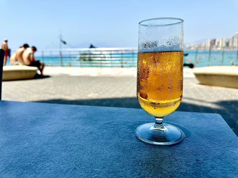 Grundlegende Fahr-, Strand- und Alkoholregeln für Reisende in Spanien