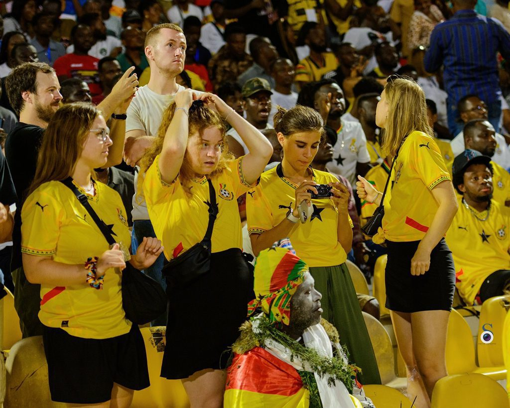 Esplorare l'interazione tra il turismo del Ghana e gli eventi sportivi.