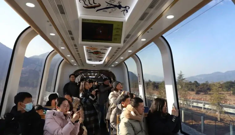 Nuovi treni panoramici lanciati da CRRC nelle regioni montuose della Cina