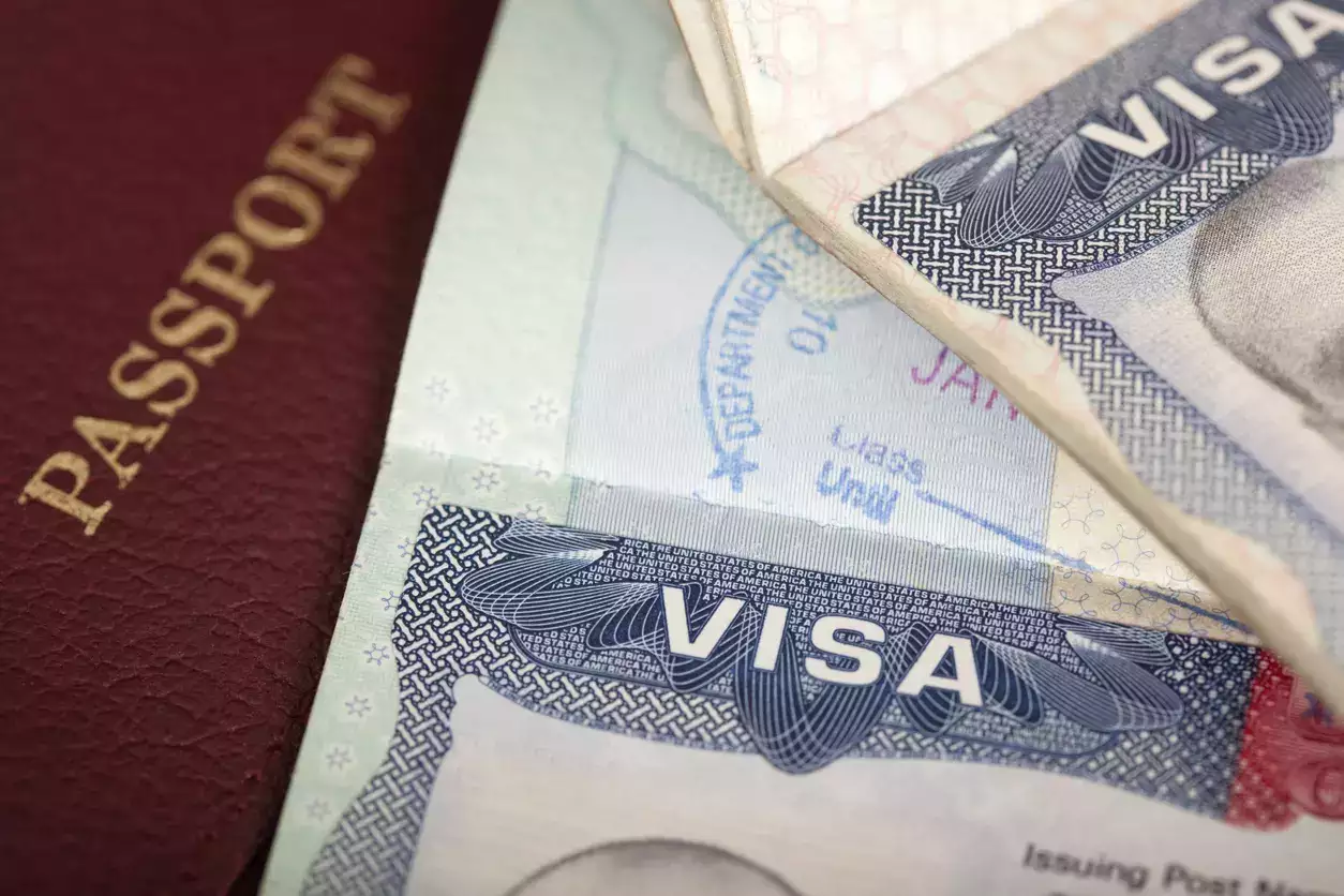 Новые правила выдачи виз в США создают проблемы для индийских студентов</trp-post-container