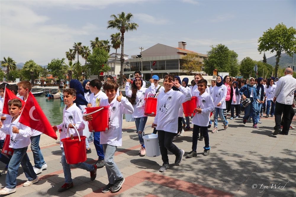 Fethiye celebra con alegría el Día de la Soberanía Nacional y el Día del Niño