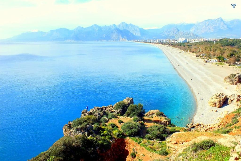 Descoperirea farmecului plajei Konyaaltı și a împrejurimilor sale uimitoare din Antalya