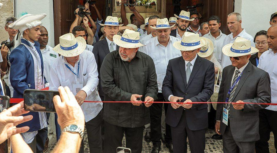 Cuba estabelece uma parceria com a China para melhorar o turismo através da gestão hoteleira