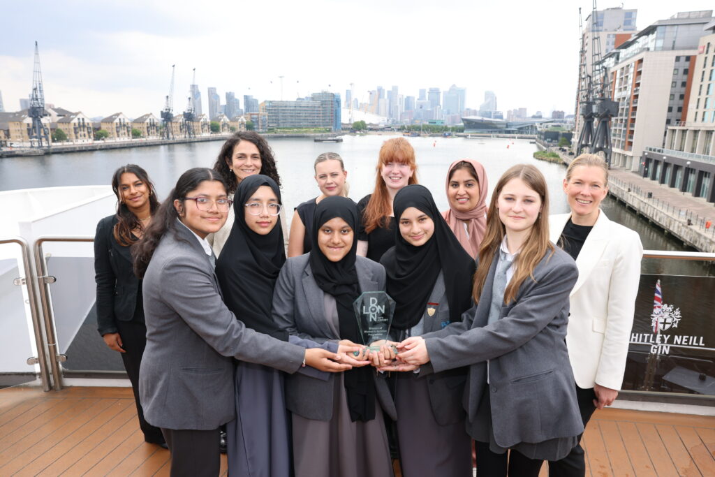 East Londoner Studentinnen triumphieren beim Wettbewerb "Frauen in der Luftfahrt" am Londoner City Airport