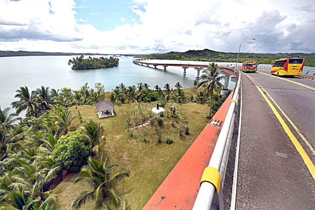 Planos de desenvolvimento turístico para as Visayas Orientais no contexto da reparação de San Juanico