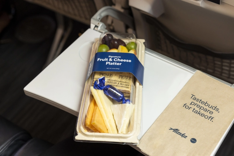 Alaska Airlines Mejora las opciones de comidas en vuelos de corta distancia