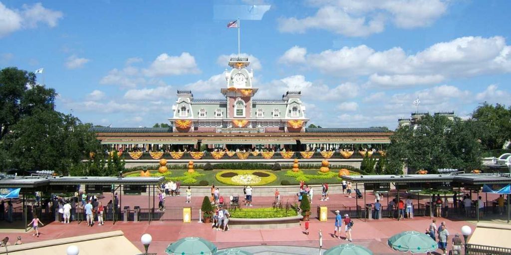Conseils aux touristes à Orlando concernant les arnaques aux codes QR : Restez vigilants pour protéger votre argent